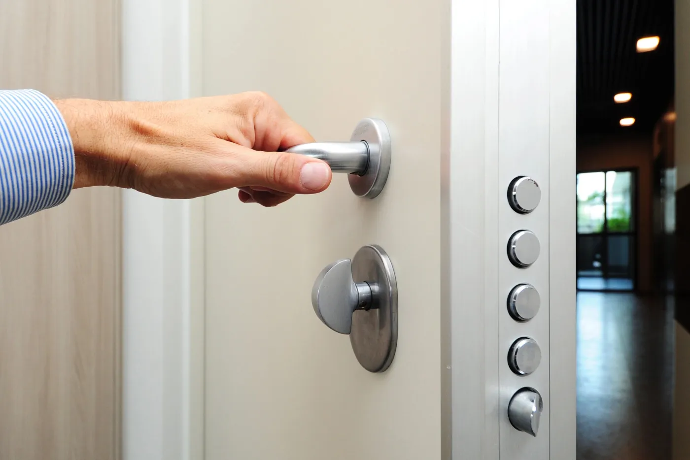 Pose d'une serrure de sécurité sur une porte d'entrée à Bagneux